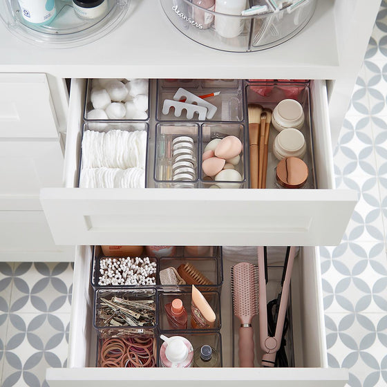 https://shop.daniellewalker.com/cdn/shop/products/HE_19_Beauty-Bathroom_DRAWERS-1_2_RG_560x.jpg?v=1581342757